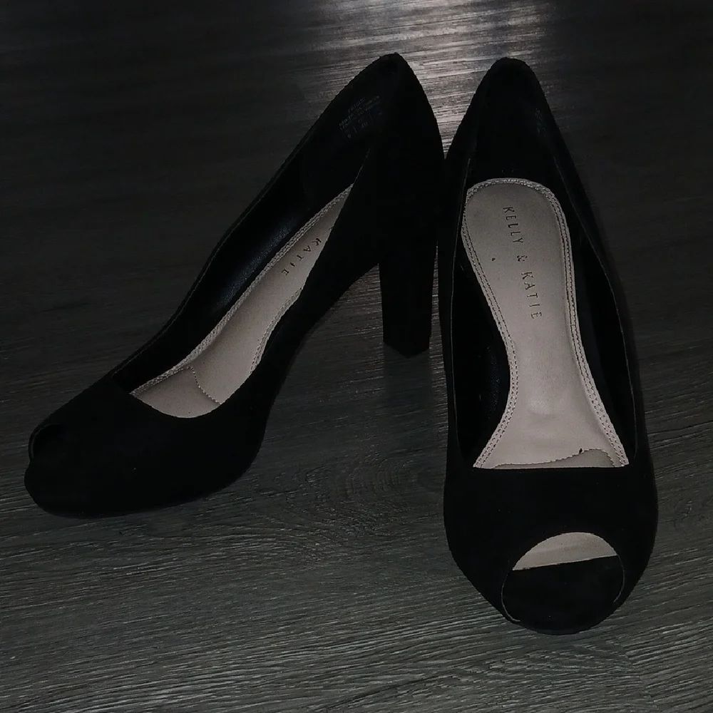Kelly & Katie Frisisi Peep-Toe Faux Suede Block Heel Pumps Sz 9 EUC worn once